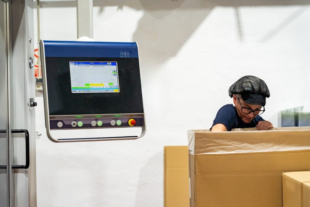 Imagen de una de nuestras operarias envasando nuestros productos