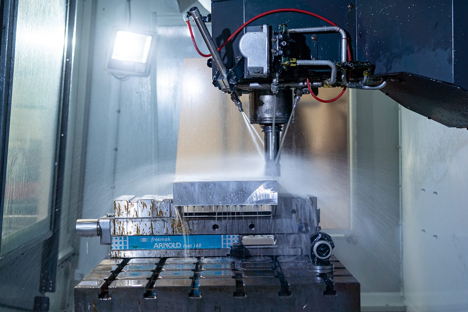 Imagen del CNC fabricando uno de nuestros moldes