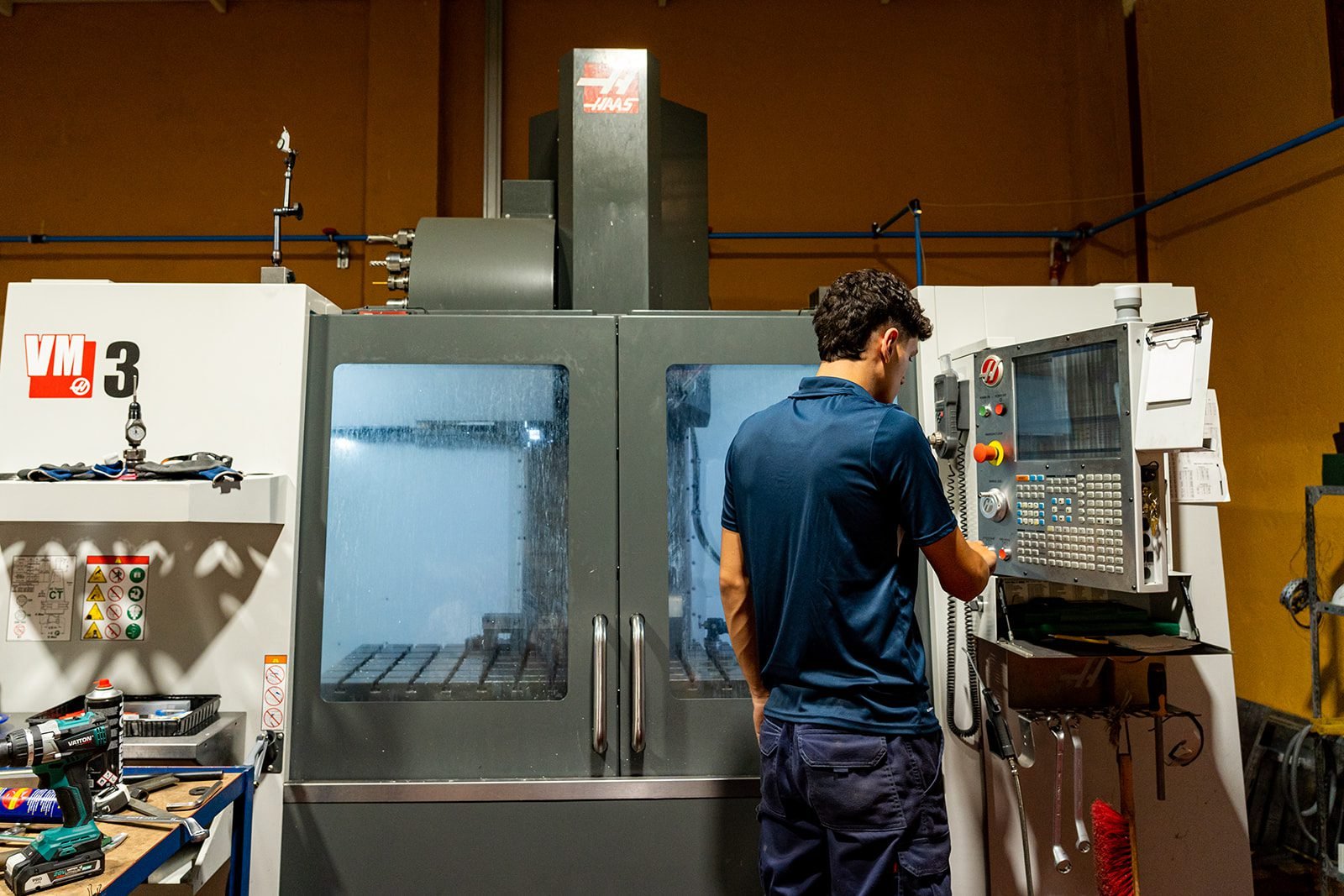 Imagen de nuestro operario de CNC manejando el CNC